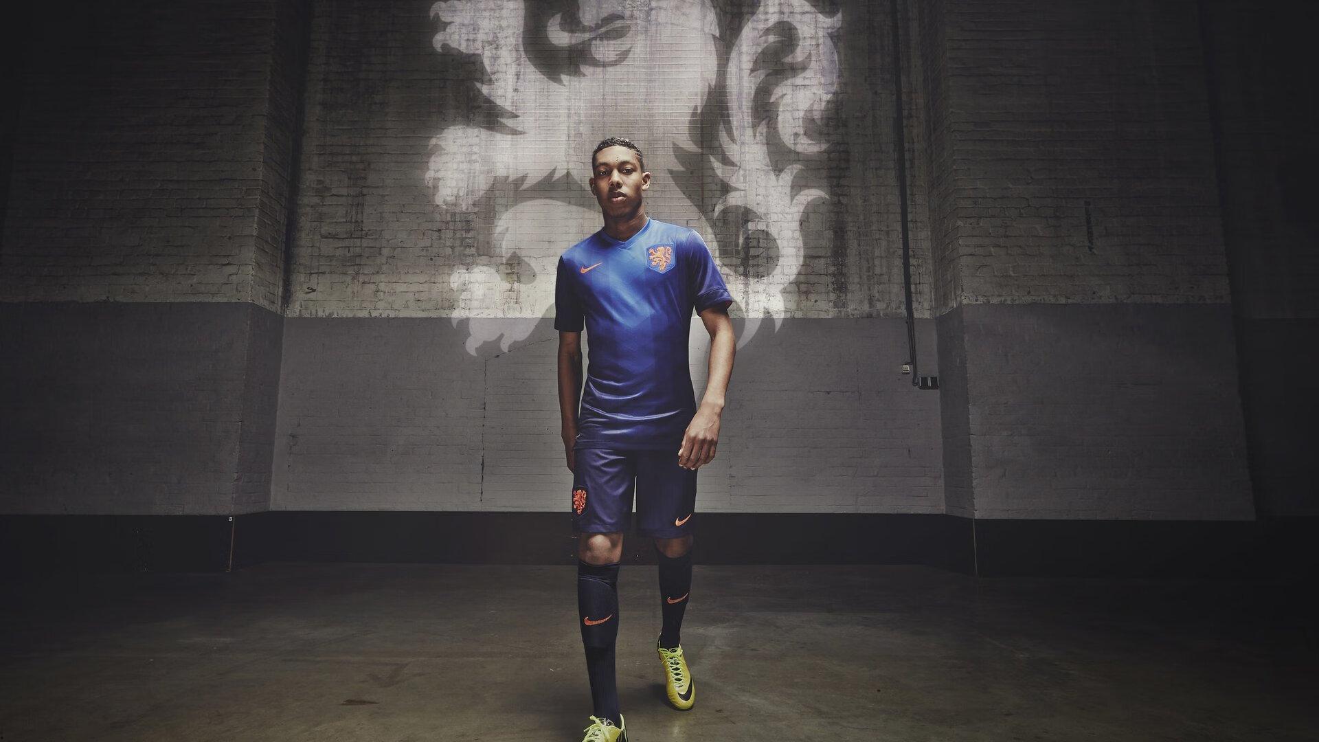 科尔宣布调整库里轮换策略,每半场休息一次,勇士队迎来新赛季战术转折点