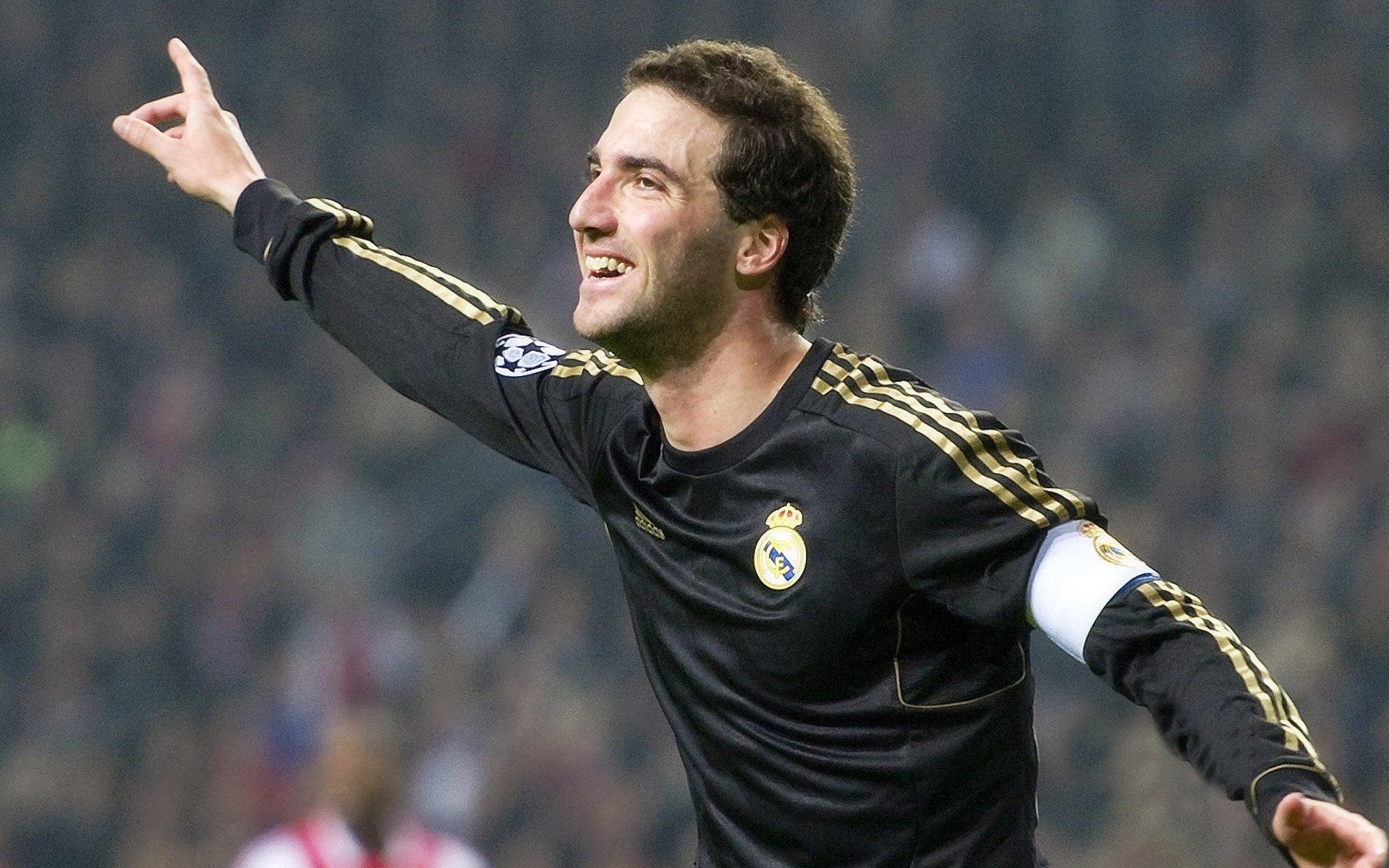 欧战舞台大黄蜂强势出击,多特四球横扫十人黄潜,吉拉西双响闪耀,阿德耶米、斯文松锦上添花