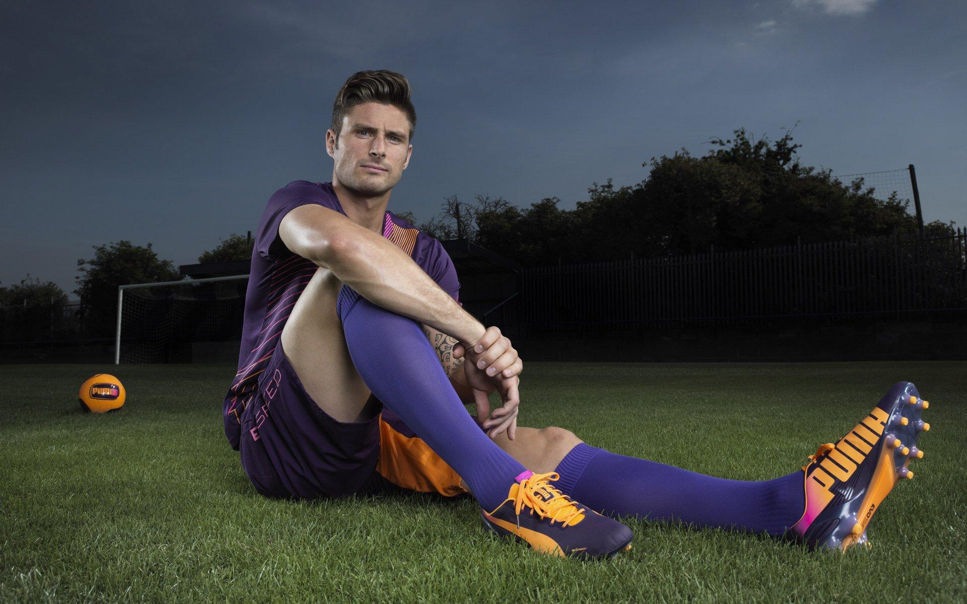 贝尔纳代斯基锁骨手术顺利完成，预计六周后重返绿茵场